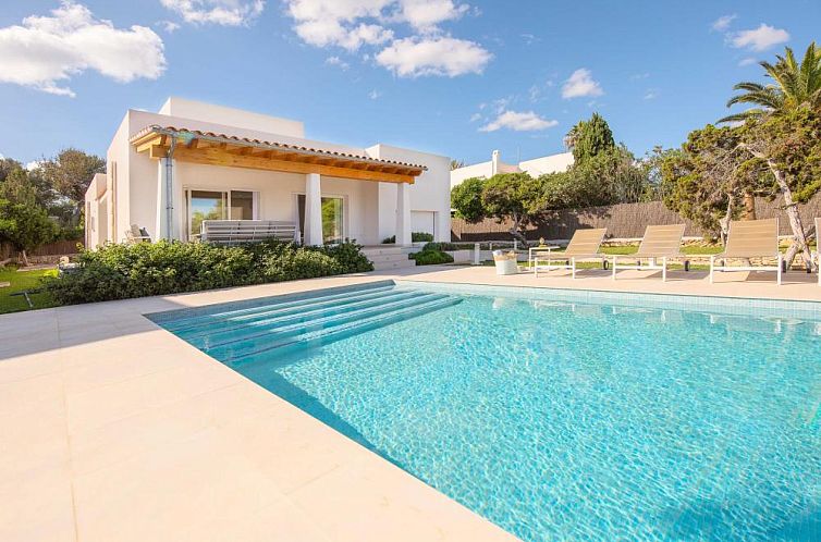 Geniet van het zwembad en terras bij Villa Menorca, een prachtig vakantiehuis in Cala d'Or, Mallorca, Spanje.