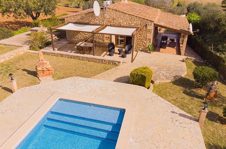 Enjoy tranquility at Villa Golf Vall d Or, a vacation home in Cala d'Or, Mallorca with an inviting pool and charming stone terrace.