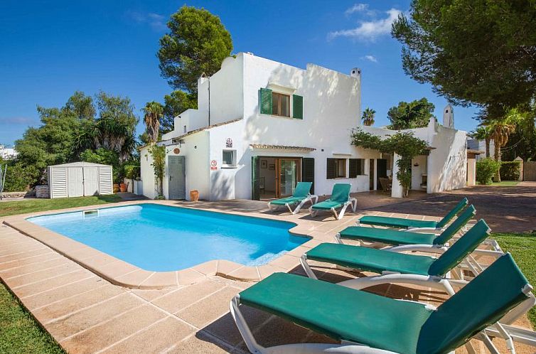 Ferienhaus Villa Cala Ferrera, Cala d'Or, Mallorca: Entspannen Sie sich auf der schattigen Terrasse mit Blick auf einen gruenen Garten.