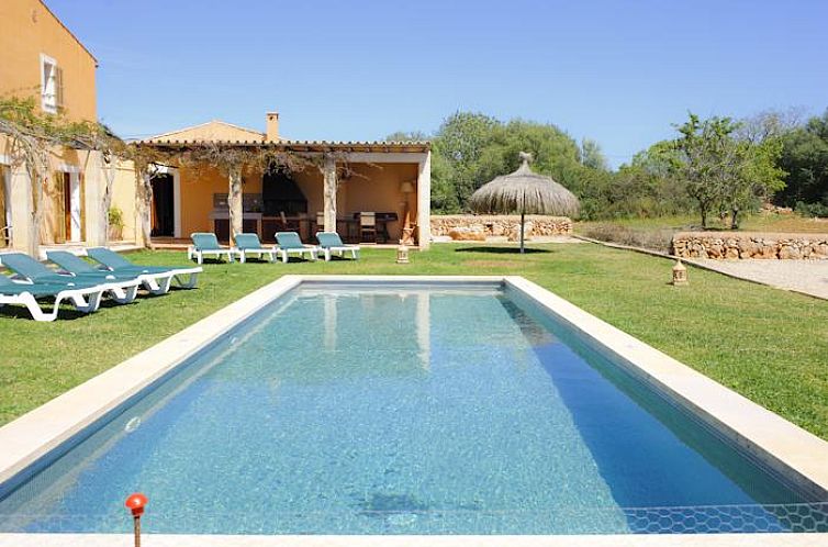 Ontspan bij het zwembad van Villa Maria, een prachtig vakantiehuis in Cala d'Or, Mallorca, Spanje.