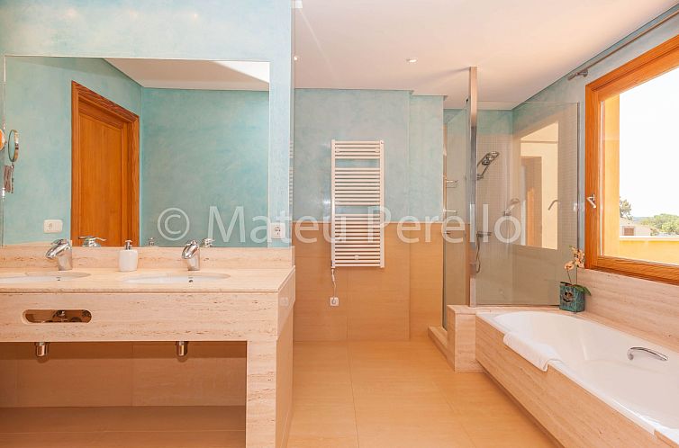 Vakantiehuis Villa mit 5 Schlafzimmern und Pool auf dem Land
