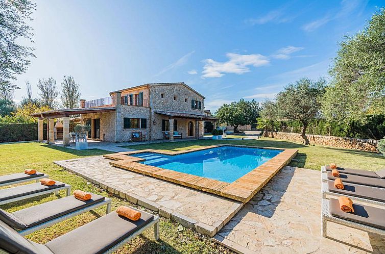Ontdek de rust van Font Xica Petit, een charmant vakantiehuis in Pollenca, Mallorca, met een uitnodigend zwembad en zonnig terras.