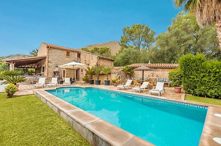 Geniet van het zwembad en de rustieke charme van Mosson vakantiehuis in Pollenca, Mallorca.