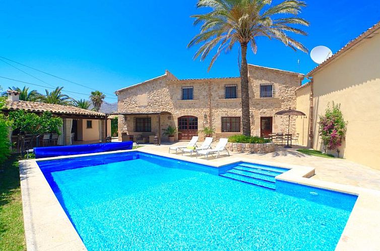 Relax by the pool of Font Xica Gran in Pollenca, Mallorca, and experience the charm of this authentic vacation home.