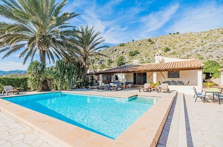Geniessen Sie einen erholsamen Aufenthalt in der Villa Canaves, einem Ferienhaus in Pollensa, Mallorca, mit einem grossen Pool und Berglandschaft.