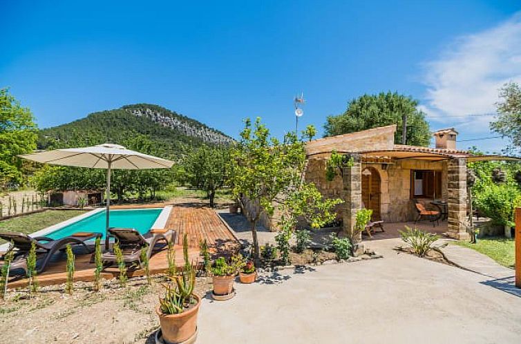 Entspannen Sie sich in der Villa Can Bisquerra, einem charmanten Ferienhaus in Pollensa, Mallorca, mit einem einladenden Pool und einer wunderschoenen Berglandschaft.