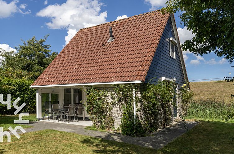 FR136 vacation home in Anjum, Lauwersmeer with charming veranda and green surroundings.