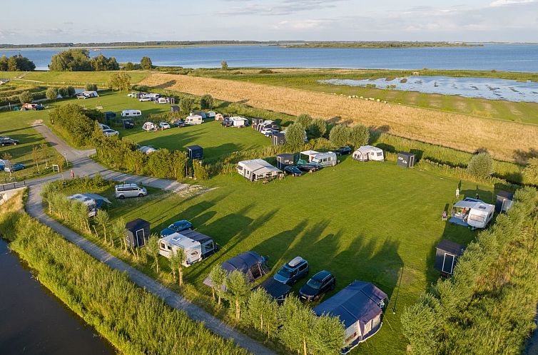 Esonstad campingplaats met prive sanitair in Anjum, uitzicht op groene velden en nabijgelegen Lauwersmeer.