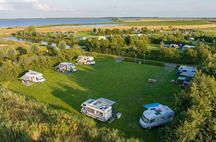 Esonstad Comfort Camperplaats C4 in Anjum offers views of the Lauwersmeer and green camping sites.