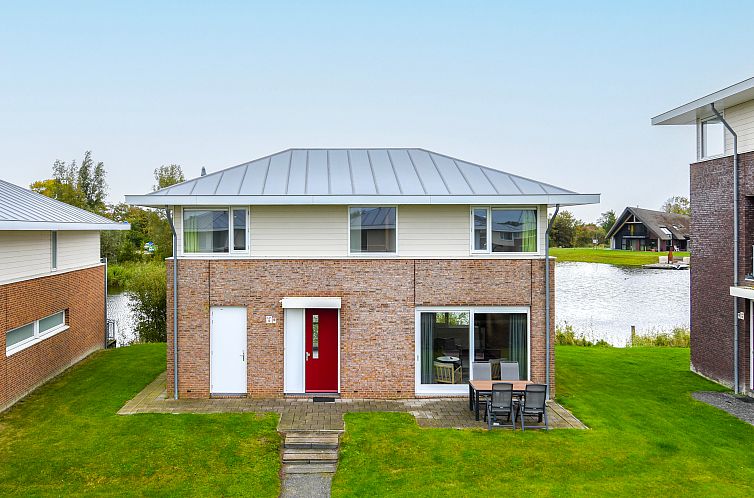 Vrijstaande woning in Anjum, vakantiehuis aan het water in Lauwersmeer, Friese meren, met ruime tuin en prachtig uitzicht op de omgeving.