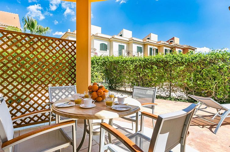 Vakantiehuis Mediterrane Doppelhaushälfte mit Garten