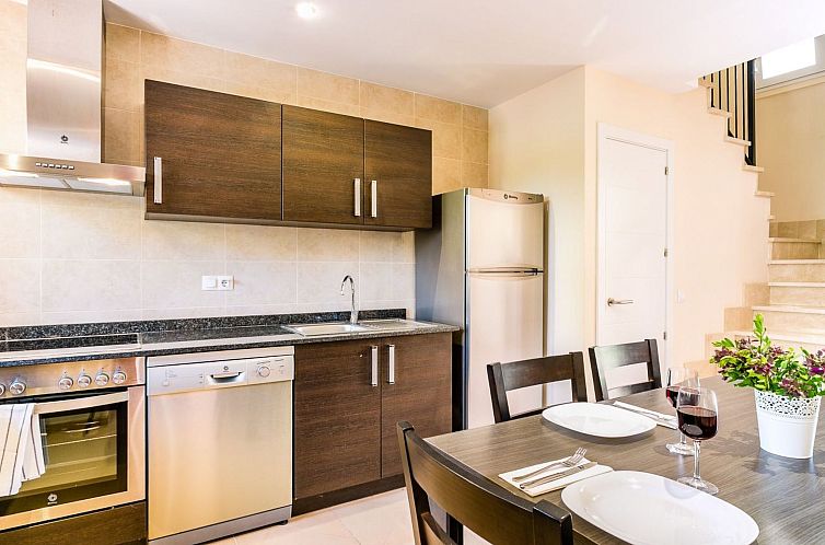 Vakantiehuis Mediterrane Doppelhaushälfte mit Garten