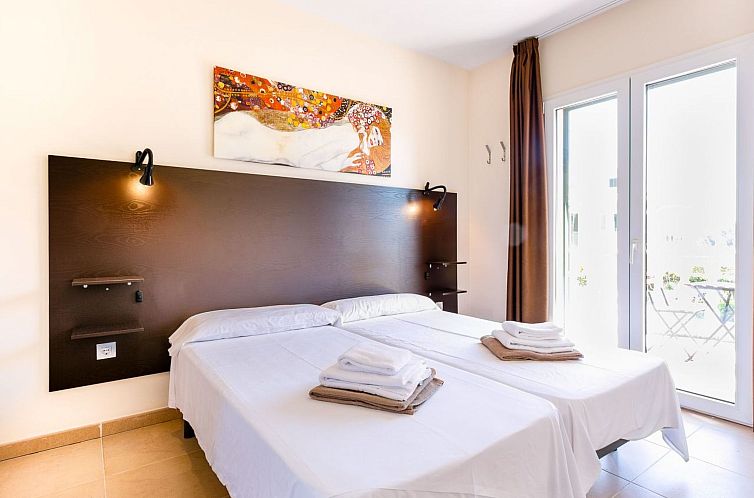 Vakantiehuis Mediterrane Doppelhaushälfte mit Garten