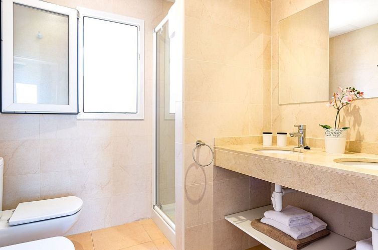 Vakantiehuis Mediterrane Doppelhaushälfte mit Garten