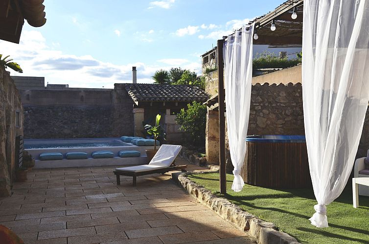 Vakantiehuis Jedes Ferienhaus mit Garten und Schwimmbad