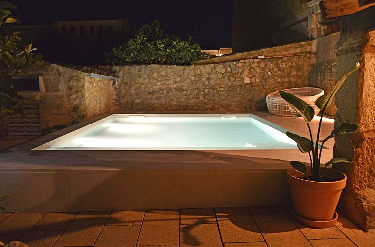 Vakantiehuis Jedes Ferienhaus mit Garten und Schwimmbad