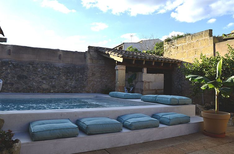 Vakantiehuis Jedes Ferienhaus mit Garten und Schwimmbad
