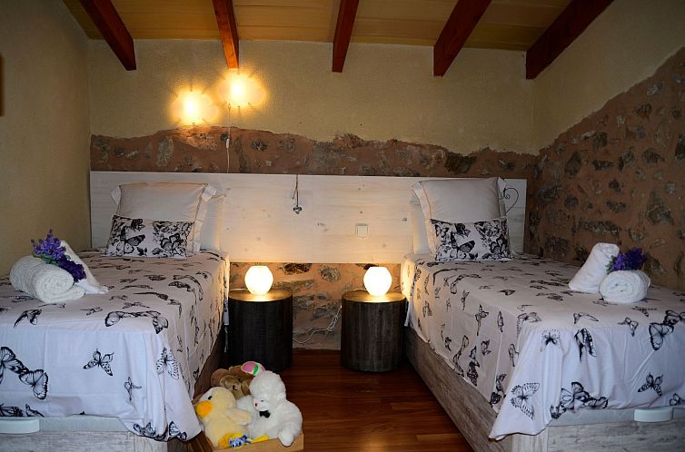 Vakantiehuis Jedes Ferienhaus mit Garten und Schwimmbad