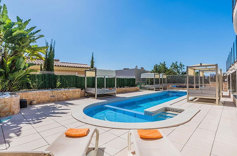 Vakantiehuis Atemberaubende Villa mit Whirlpool, beheiztem P