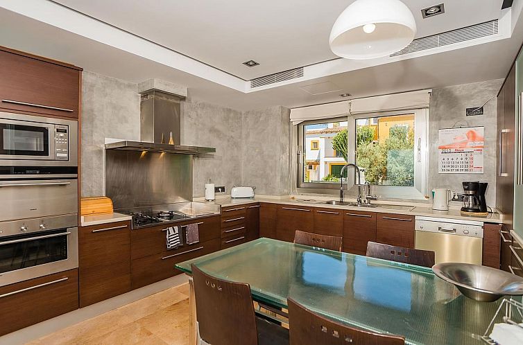 Vakantiehuis Atemberaubende Villa mit Whirlpool, beheiztem P