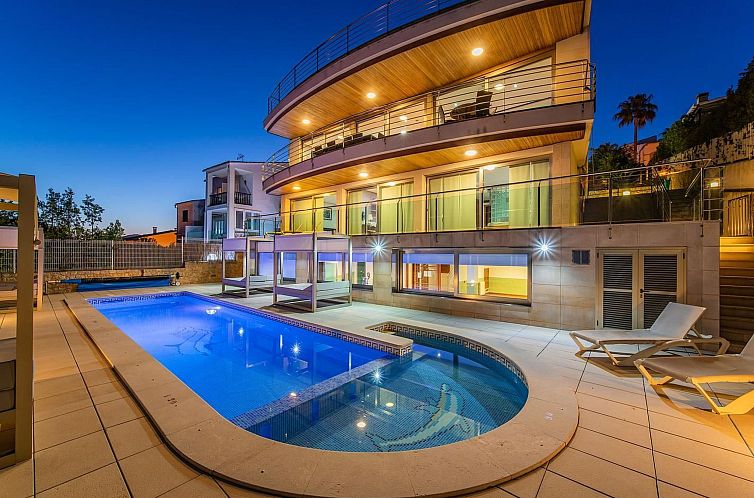 Vakantiehuis Atemberaubende Villa mit Whirlpool, beheiztem P