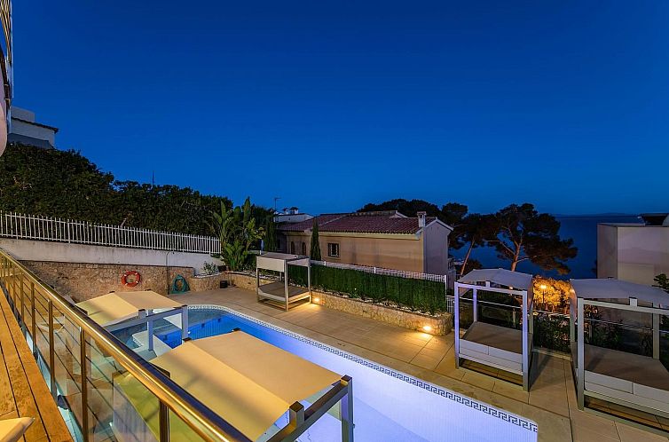 Vakantiehuis Atemberaubende Villa mit Whirlpool, beheiztem P