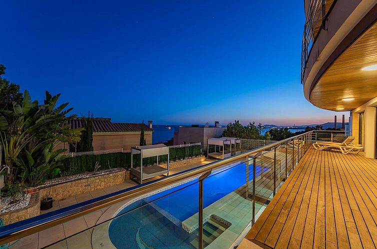 Vakantiehuis Atemberaubende Villa mit Whirlpool, beheiztem P