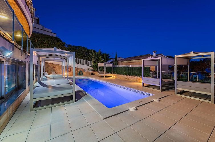 Vakantiehuis Atemberaubende Villa mit Whirlpool, beheiztem P