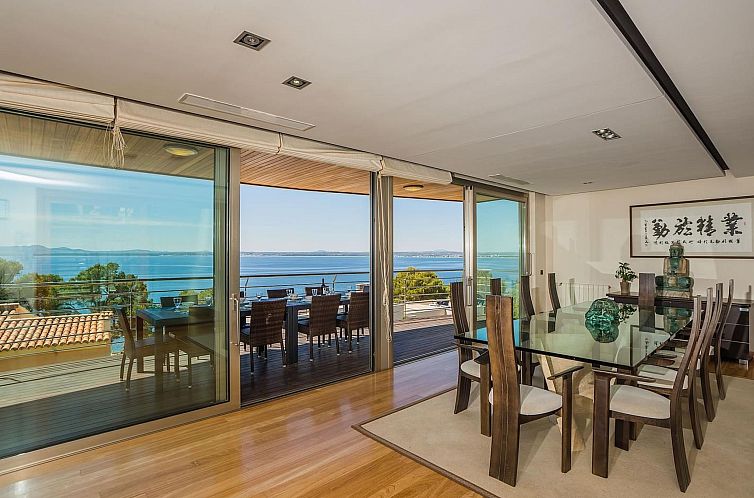 Vakantiehuis Atemberaubende Villa mit Whirlpool, beheiztem P