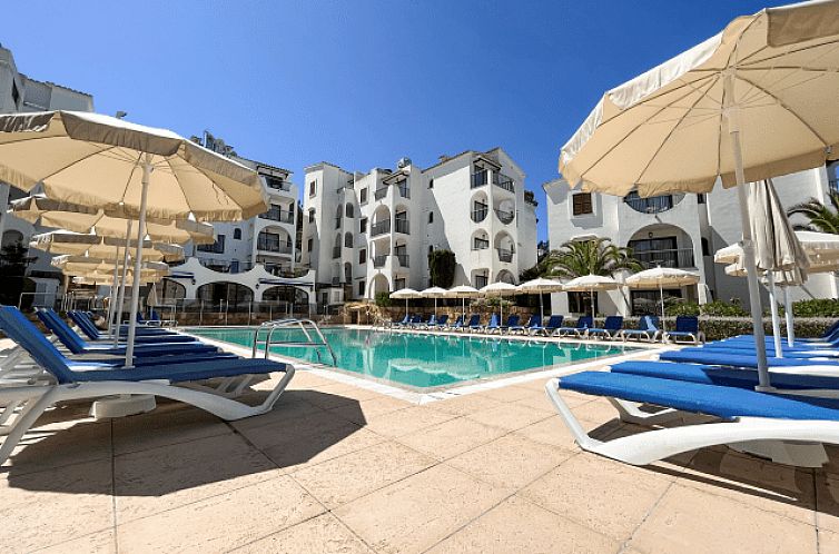 Geniessen Sie den Pool und die Terrasse der Apartments Surfing Playa in Santa Ponca, Mallorca.