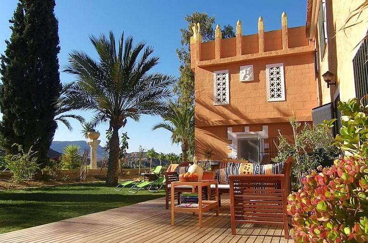 Entspannen Sie sich auf der Veranda des Cottage in Mula, einem charmanten Ferienhaus im malerischen Mula, Murcia, Spanien.