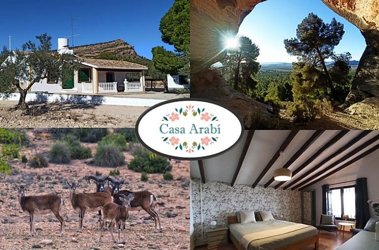 Rustiek vakantiehuis in Yecla, Murcia, Spanje, omgeven door prachtige natuur en een uitnodigende veranda.