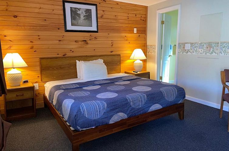 A Holiday Motel - Maggie Valley