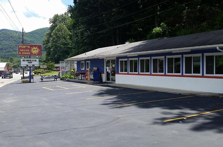 A Holiday Motel - Maggie Valley