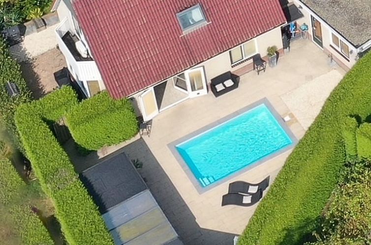 Luchtfoto van Vakantiehuis in Schoonloo met zwembad, gelegen in Midden Drenthe, Drenthe.