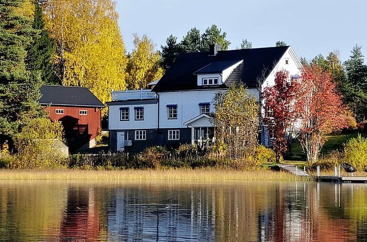 Geniet van het uitzicht op het Huisje in Vitsand, een idyllisch vakantieverblijf in Svealand, Zweden, met prachtige herfstlandschappen.