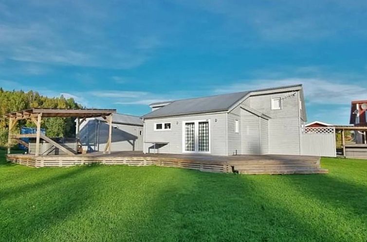 Ontdek Vakantiehuis in Filipstad, Svealand, Zweden, omgeven door natuur en voorzien van een uitnodigend terras.