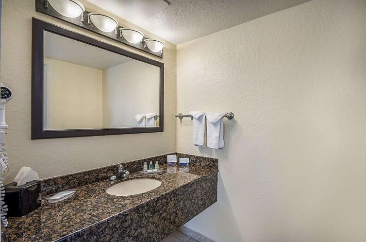 Clarion Inn & Suites Central Clearwater Beach
