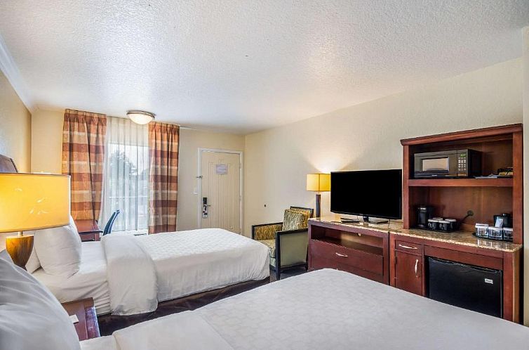 Clarion Inn & Suites Central Clearwater Beach