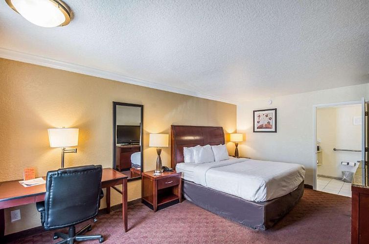 Clarion Inn & Suites Central Clearwater Beach