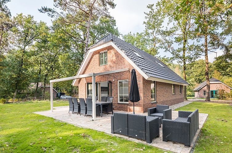 Ontspan op het terras van Vennenhof Wellness Bungalow 6 in Hooghalen, Midden Drenthe, omringd door de serene natuur van Drenthe.