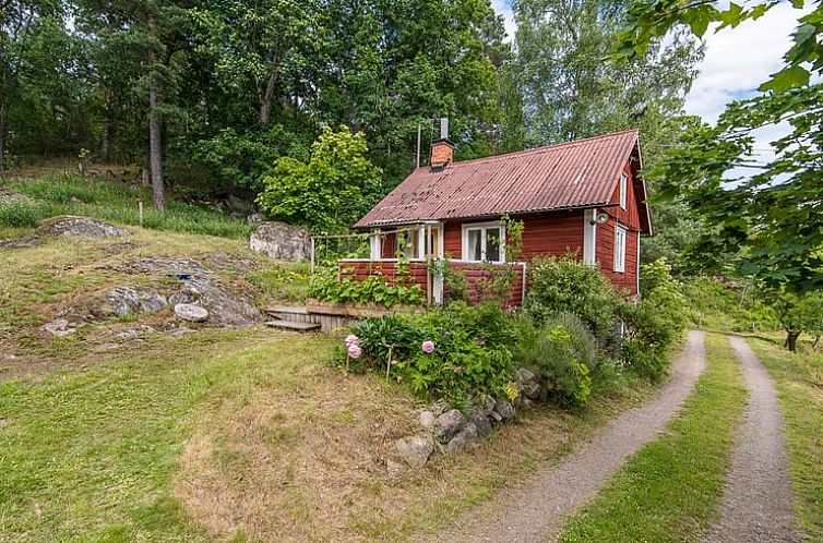 Gezellig Huisje in Valdemarsvik, gelegen in de rustieke omgeving van Gotaland, Zweden.