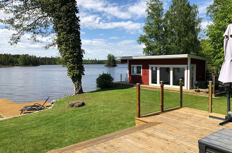 Vakantiehuis mit Garten und Holzterrasse am See