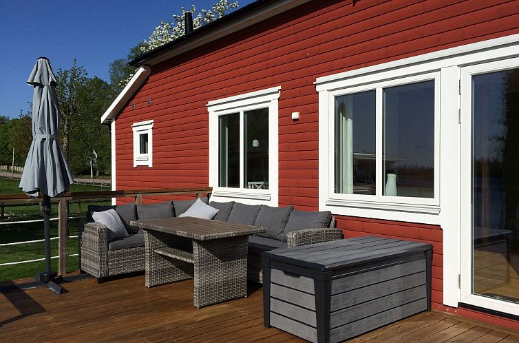 Vakantiehuis mit Garten und Holzterrasse am See