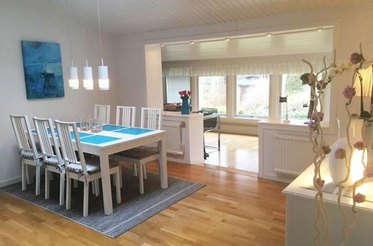 Vakantiehuis Modernes Haus in der Nähe von Strand und Golf 