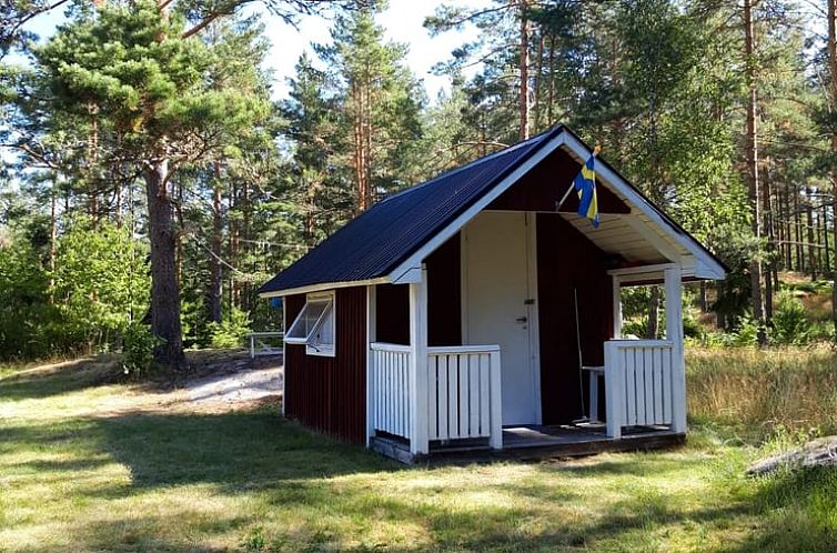 Ontdek het schilderachtige vakantiehuisje in Hjorted, Gotaland, perfect voor een ontspannen verblijf in de Zweedse bossen.