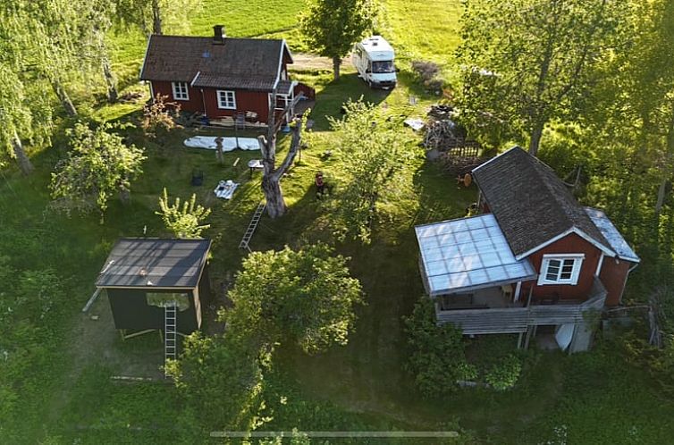 Gezellig vakantiehuis, Huisje in Toreboda, gelegen in het groene landschap van Gotaland, Zweden, met uitzicht op de natuur.