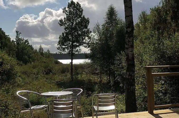 Tuinhuis met uitzicht op meer