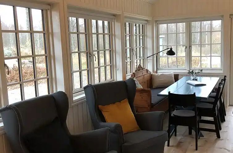 Tuinhuis met uitzicht op meer