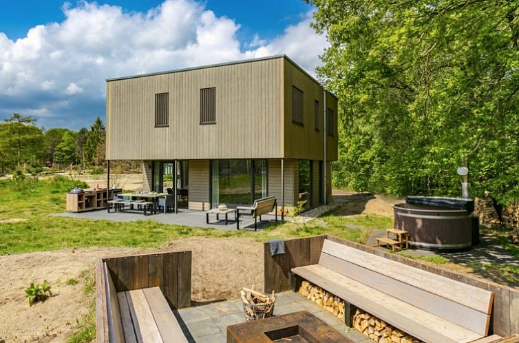 8-persoons villa met hottub in Zeegse, Noord Drenthe. Moderne buitenruimte met terras en groene omgeving.